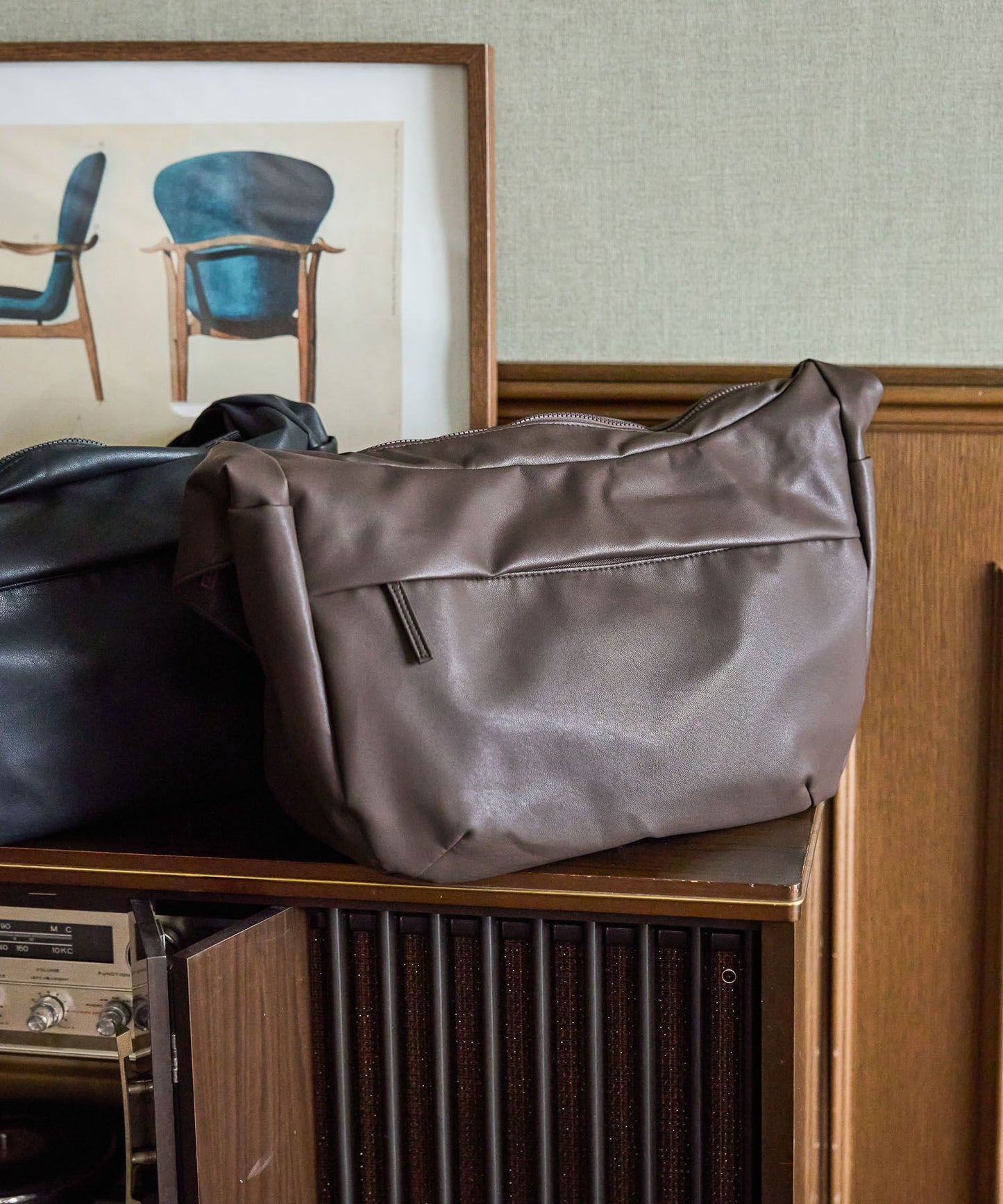 【GLOBAL WORK】輕量質感寬背帶斜背包