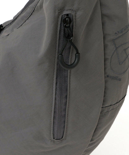 【SHIPS】SHIPS any系列 防撕裂尼龍前開拉鏈 半月型斜背包