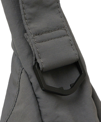 【SHIPS】SHIPS any系列 防撕裂尼龍前開拉鏈 半月型斜背包