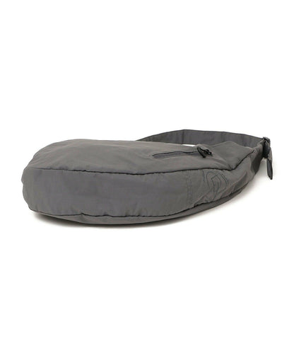 【SHIPS】SHIPS any系列 防撕裂尼龍前開拉鏈 半月型斜背包