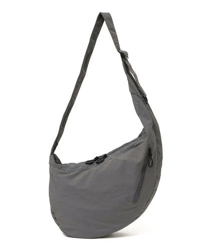 【SHIPS】SHIPS any系列 防撕裂尼龍前開拉鏈 半月型斜背包