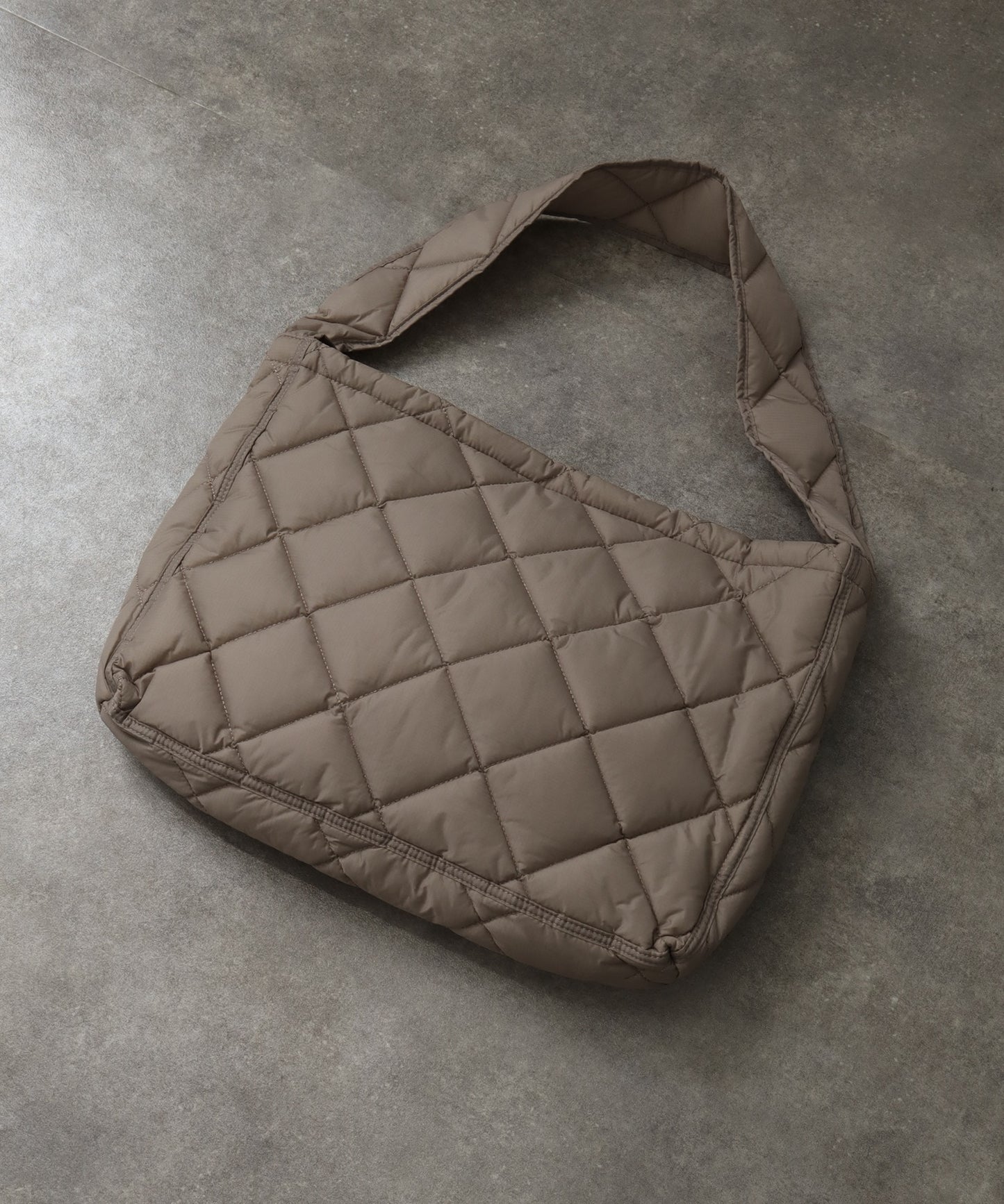 【Art re A】 welise簡約羽絨絎縫 寬版斜背包