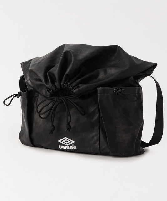 【FREAK’S STORE】UMBRO 特別合作款 PU皮革LOGO束口包 斜背包