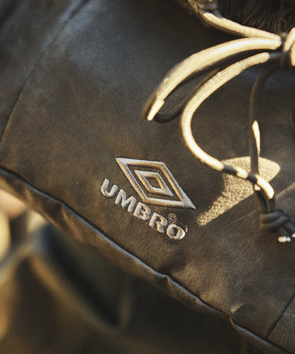 【FREAK’S STORE】UMBRO 特別合作款 PU皮革LOGO束口包 斜背包