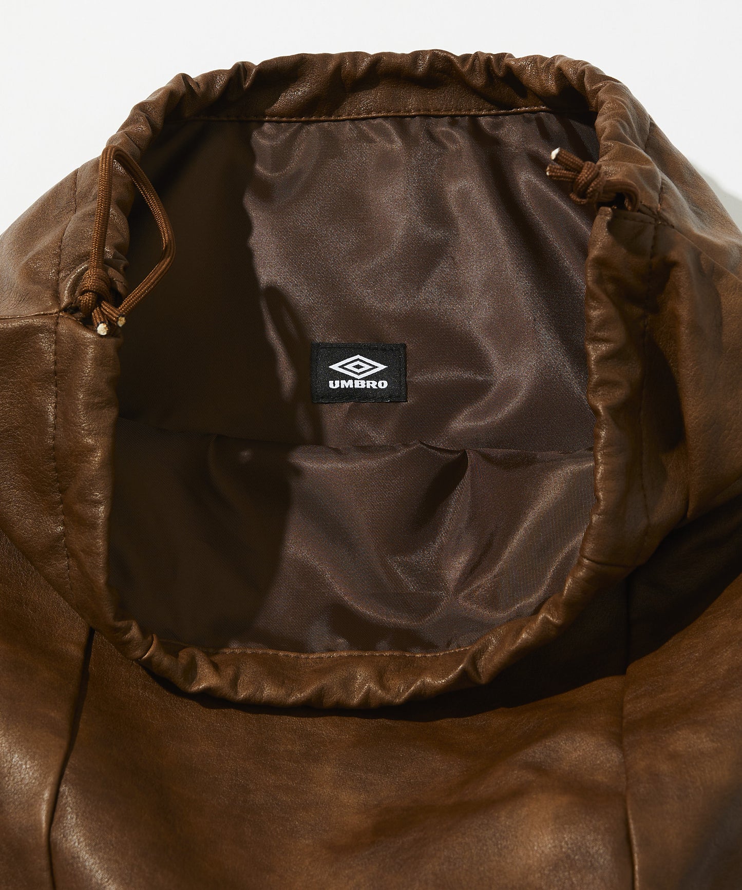 【FREAK’S STORE】UMBRO 特別合作款 PU皮革LOGO束口包 斜背包