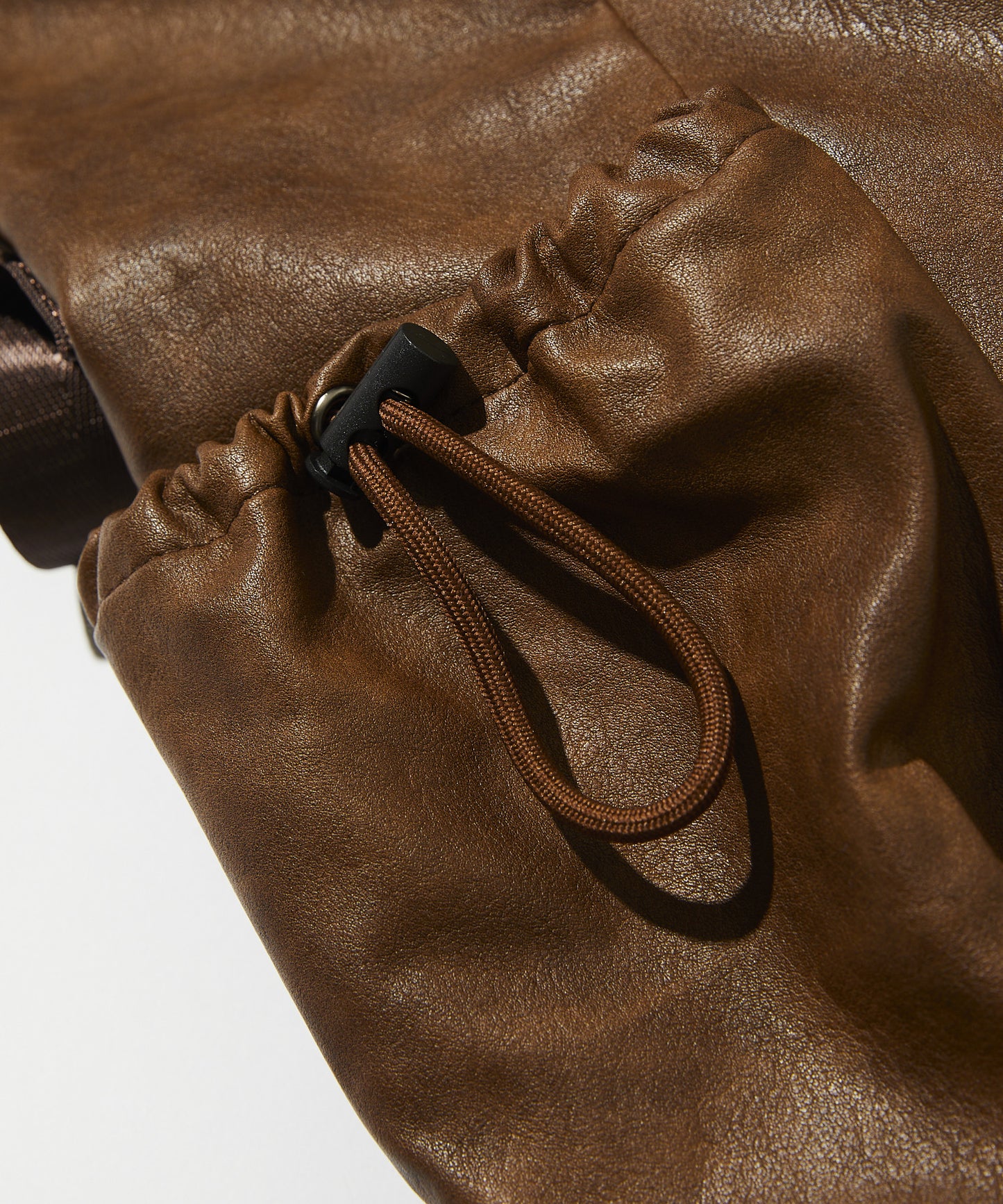 【FREAK’S STORE】UMBRO 特別合作款 PU皮革LOGO束口包 斜背包