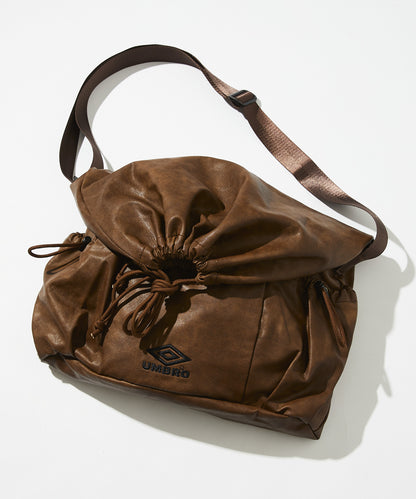 【FREAK’S STORE】UMBRO 特別合作款 PU皮革LOGO束口包 斜背包