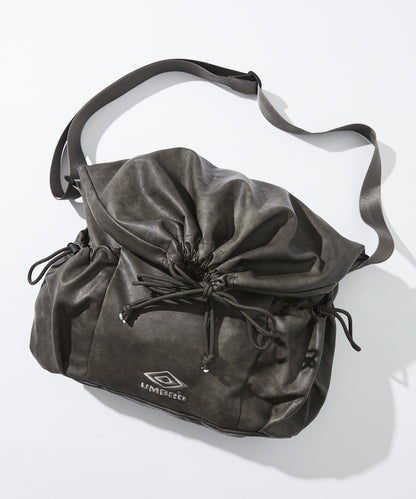 【FREAK’S STORE】UMBRO 特別合作款 PU皮革LOGO束口包 斜背包