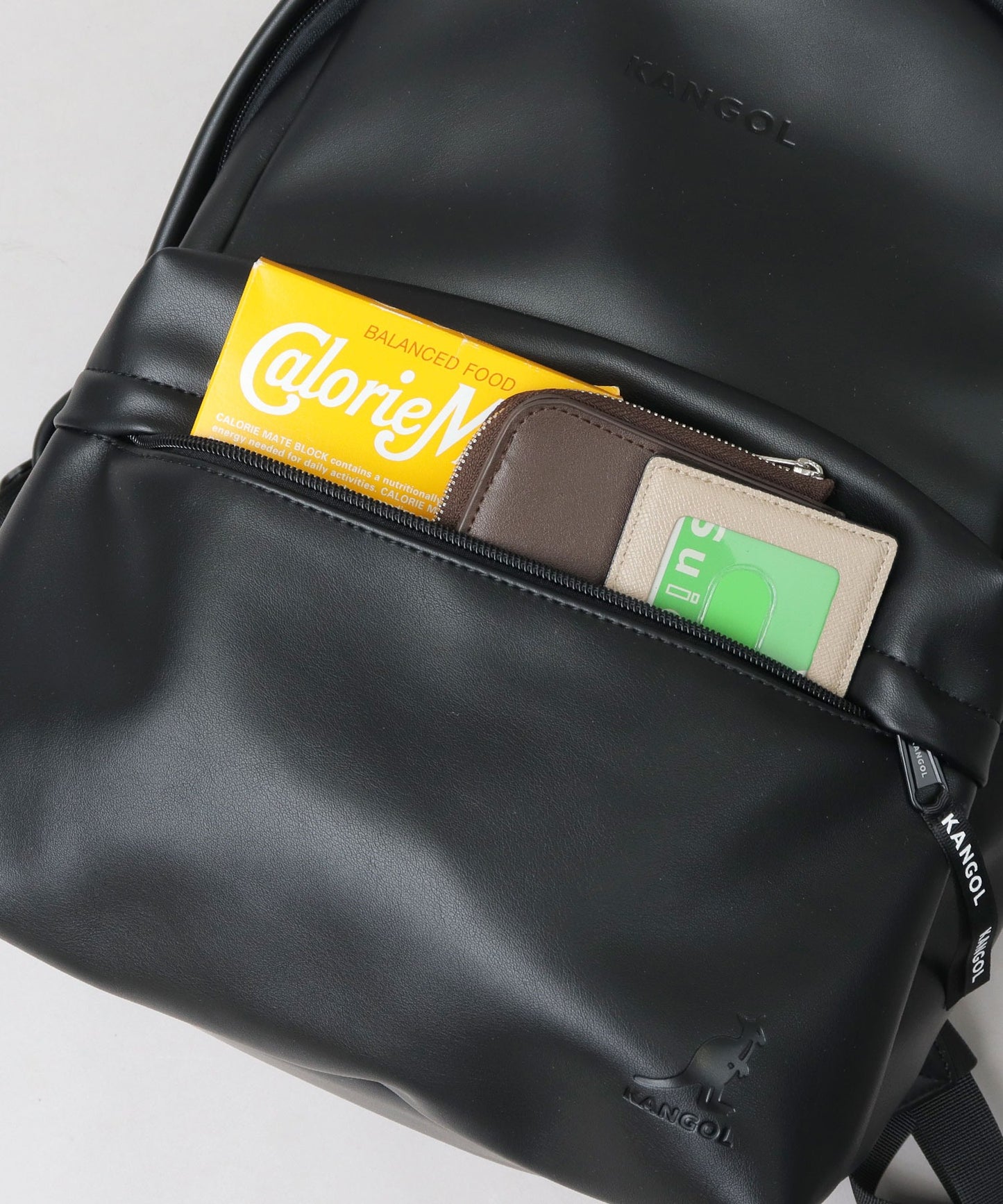 【A.M.S.】KANGOL聯名款 PU皮革多口袋休閒後背包