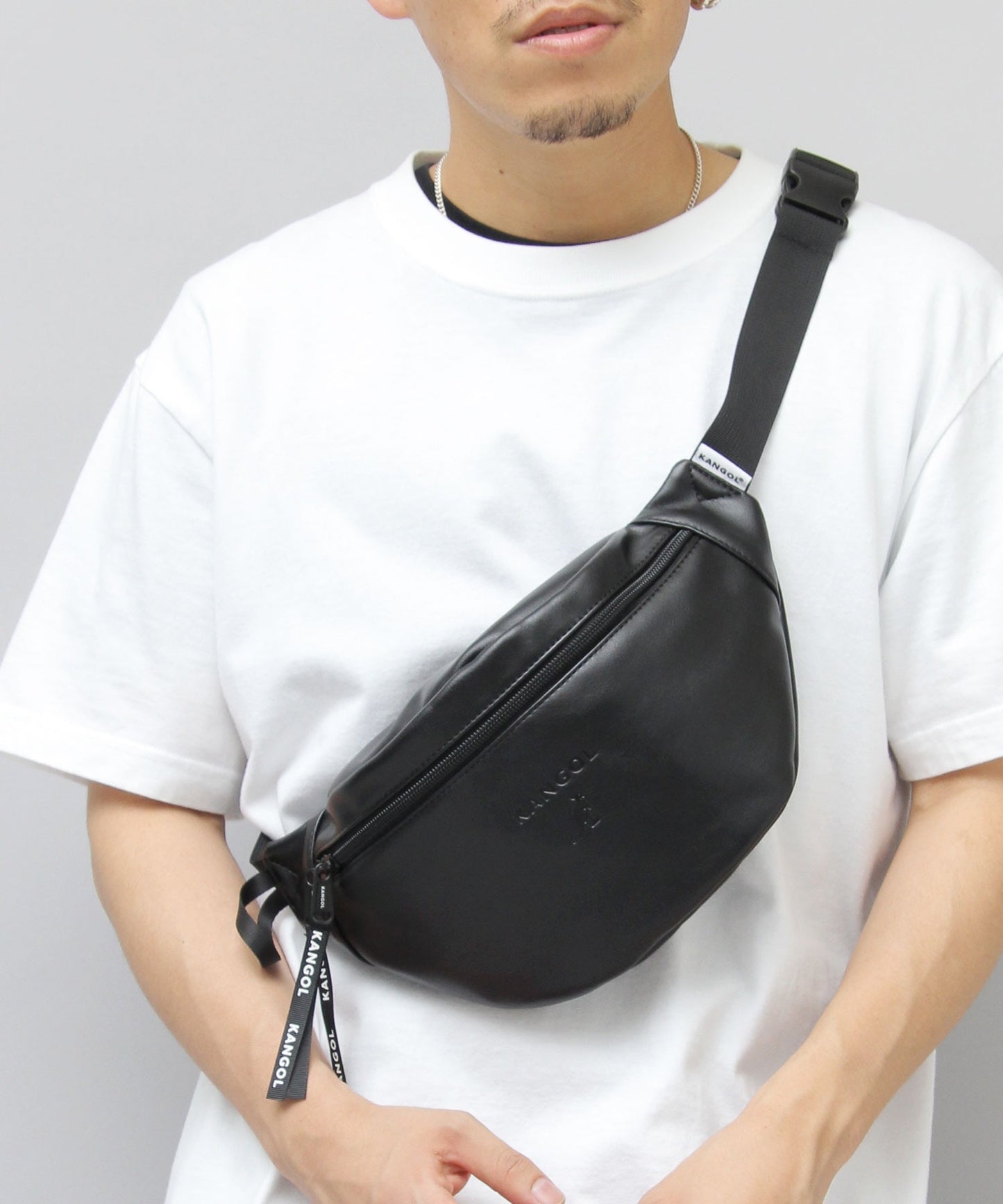 【A.M.S.】KANGOL聯名款 PU皮革質感簡約腰包/胸包