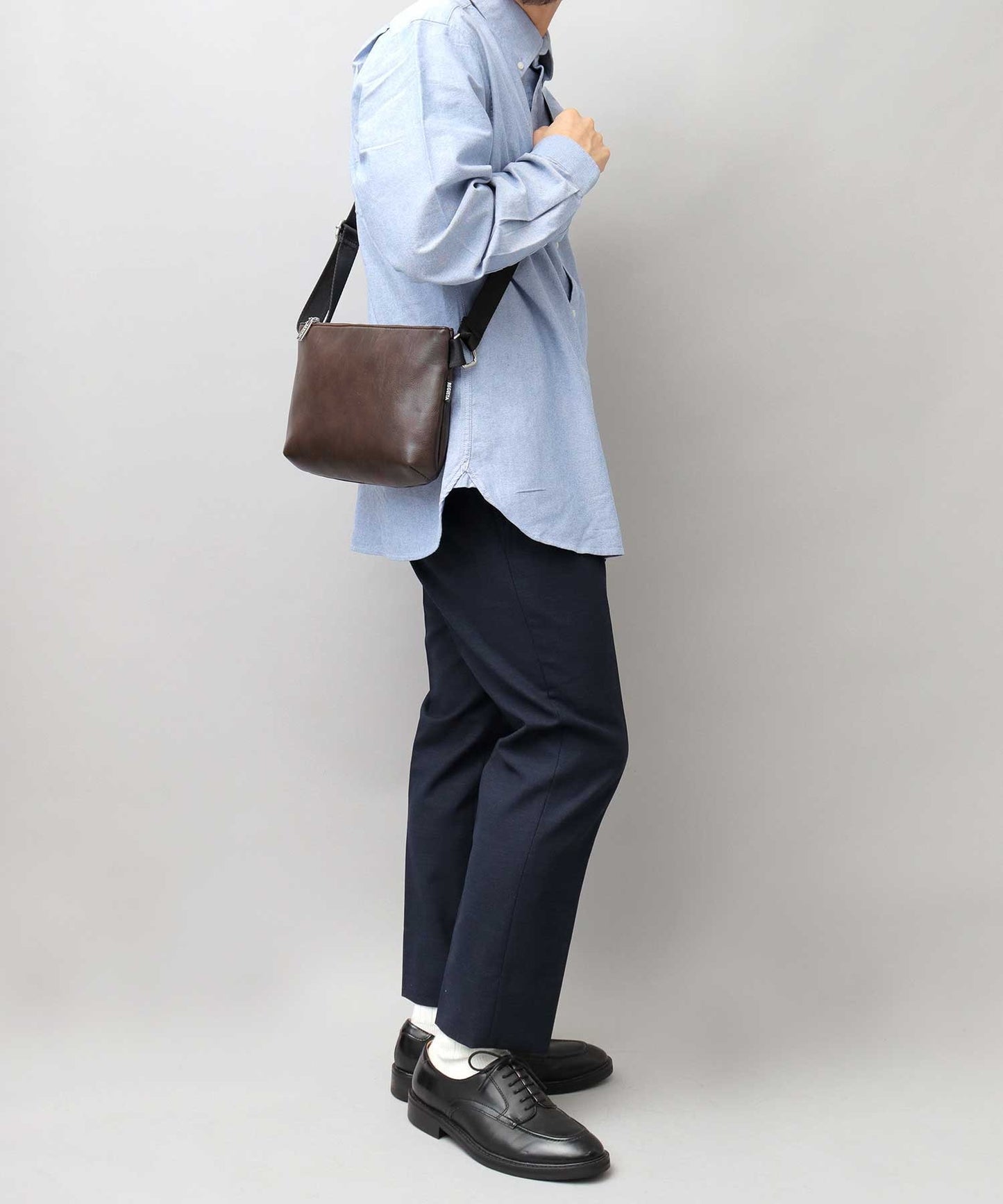 【A.M.S.】REGiSTA聯名 牛床革真皮時尚休閒胸包/斜背包