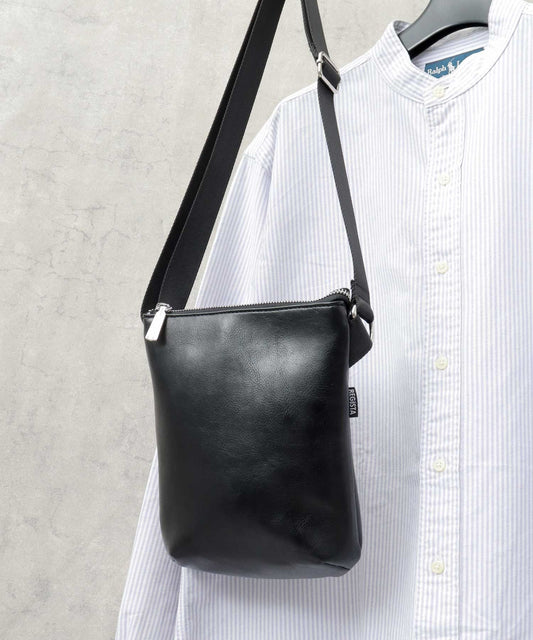 【A.M.S.】REGiSTA聯名 牛床革真皮時尚直式斜背包/肩背包