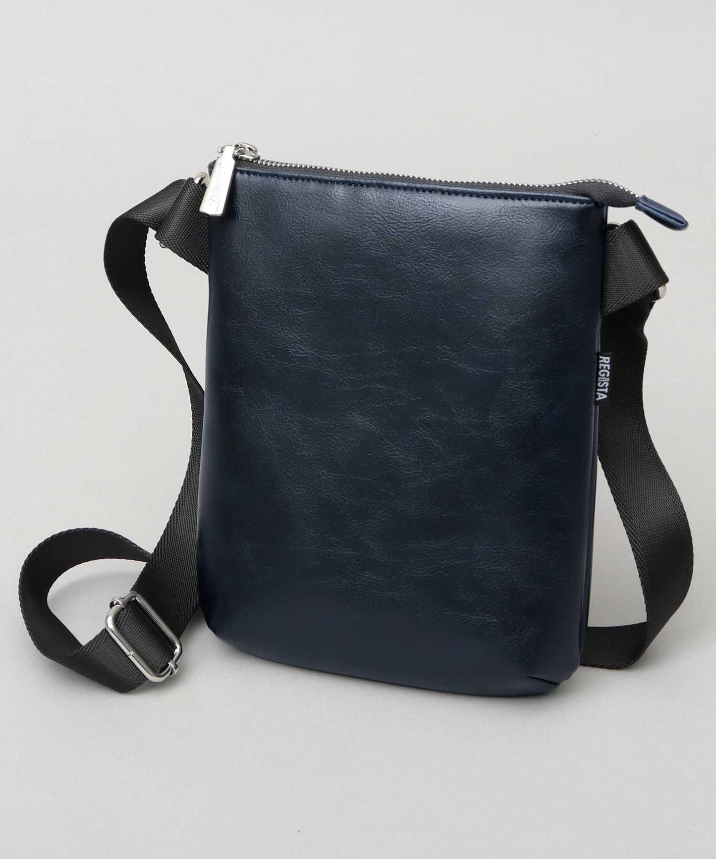 【A.M.S.】REGiSTA聯名 牛床革真皮時尚直式斜背包/肩背包