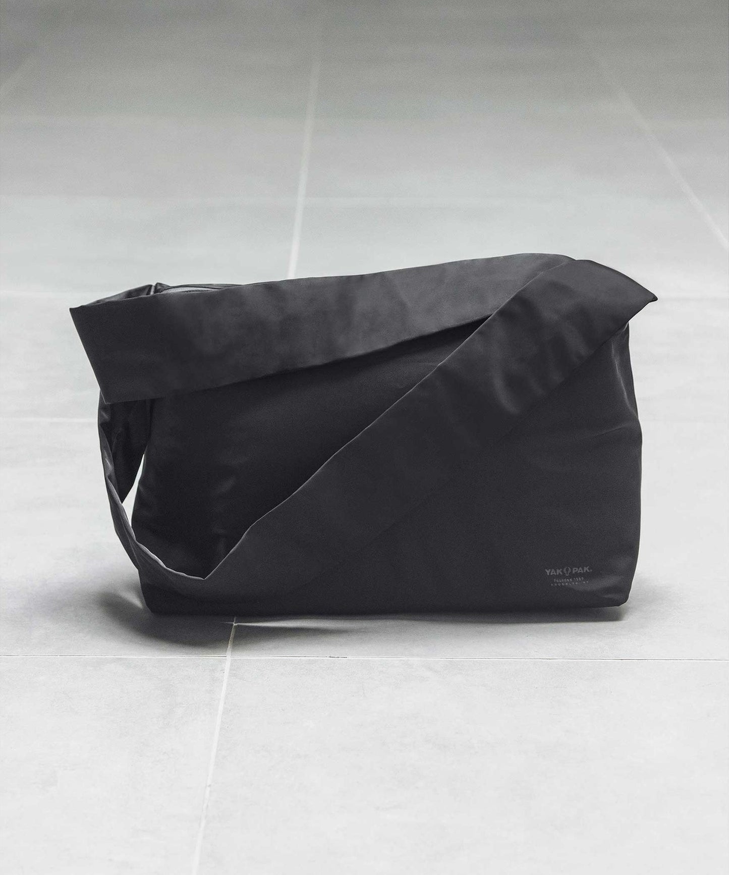 【BEAUTY&YOUTH】YAKPAK monkey time 兩用簡約質感斜背包