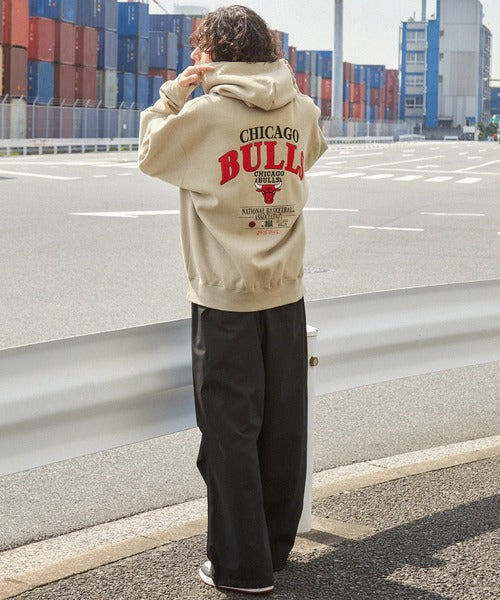 【MONO-MART】NBA系列 聯名款 復古風BULLS公牛隊刺繡印花帽T 日本預購